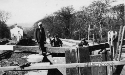 Men at work on Lock number 7, approx. 1920s.