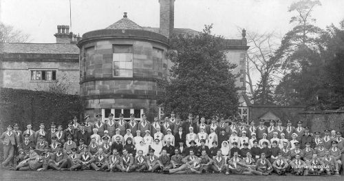 A large crowd of casualties and staff with Miss Hudson at Christmas 1918